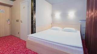Гостиница Маринс Парк Отель Екатеринбург Улучшенный номер с кроватью размера «king-size»-4