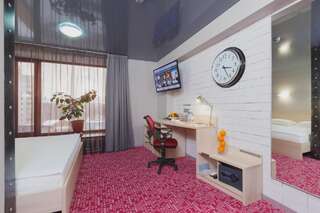 Гостиница Маринс Парк Отель Екатеринбург Улучшенный номер с кроватью размера «king-size»-2