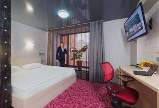 Гостиница Маринс Парк Отель Екатеринбург Улучшенный номер с кроватью размера «king-size»-3